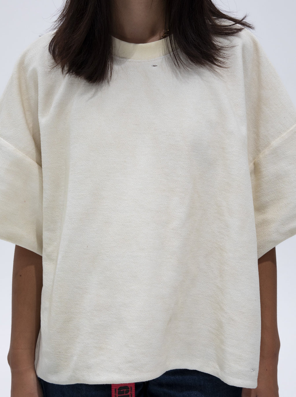 Close view of the cream cropped fleece tee, boxy body and short sleeves